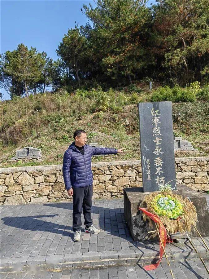 方昭指着石碑说,戴觉敏生前曾多次来过这里2017年,红安籍百岁老红军