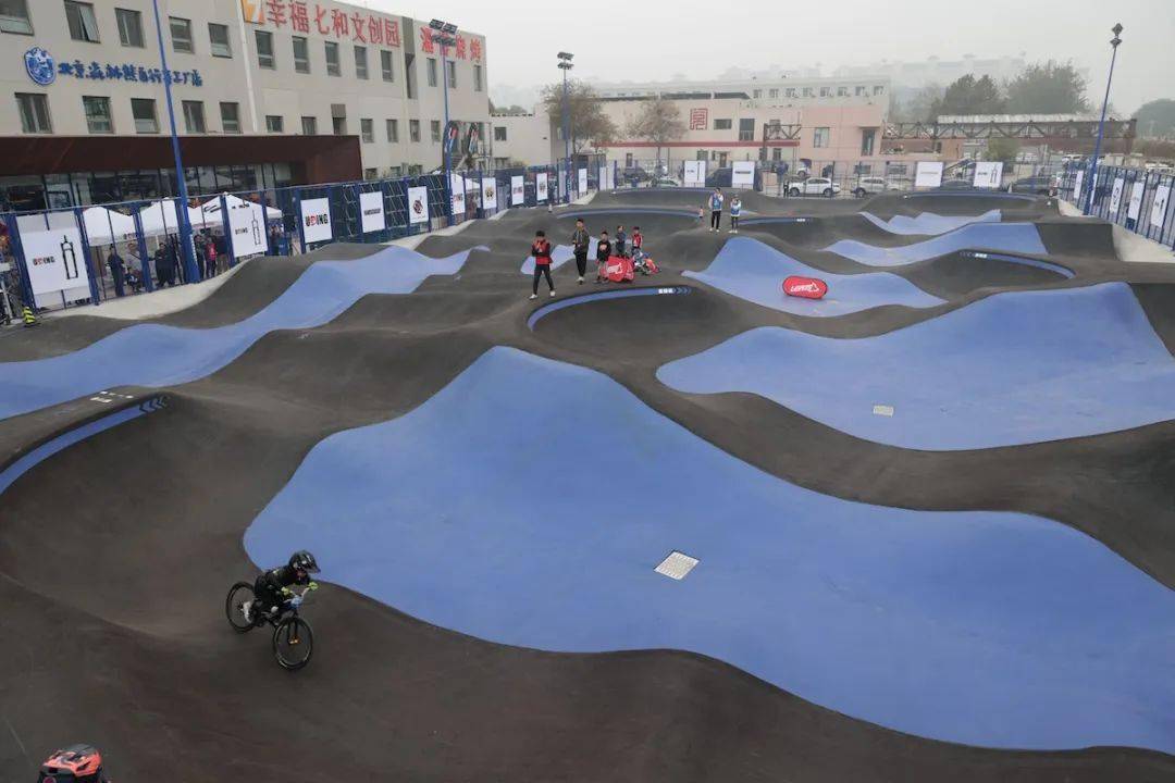 森林熊泵道公园正式开业 自行车泵道公开赛同日举行_比赛_来自_选手