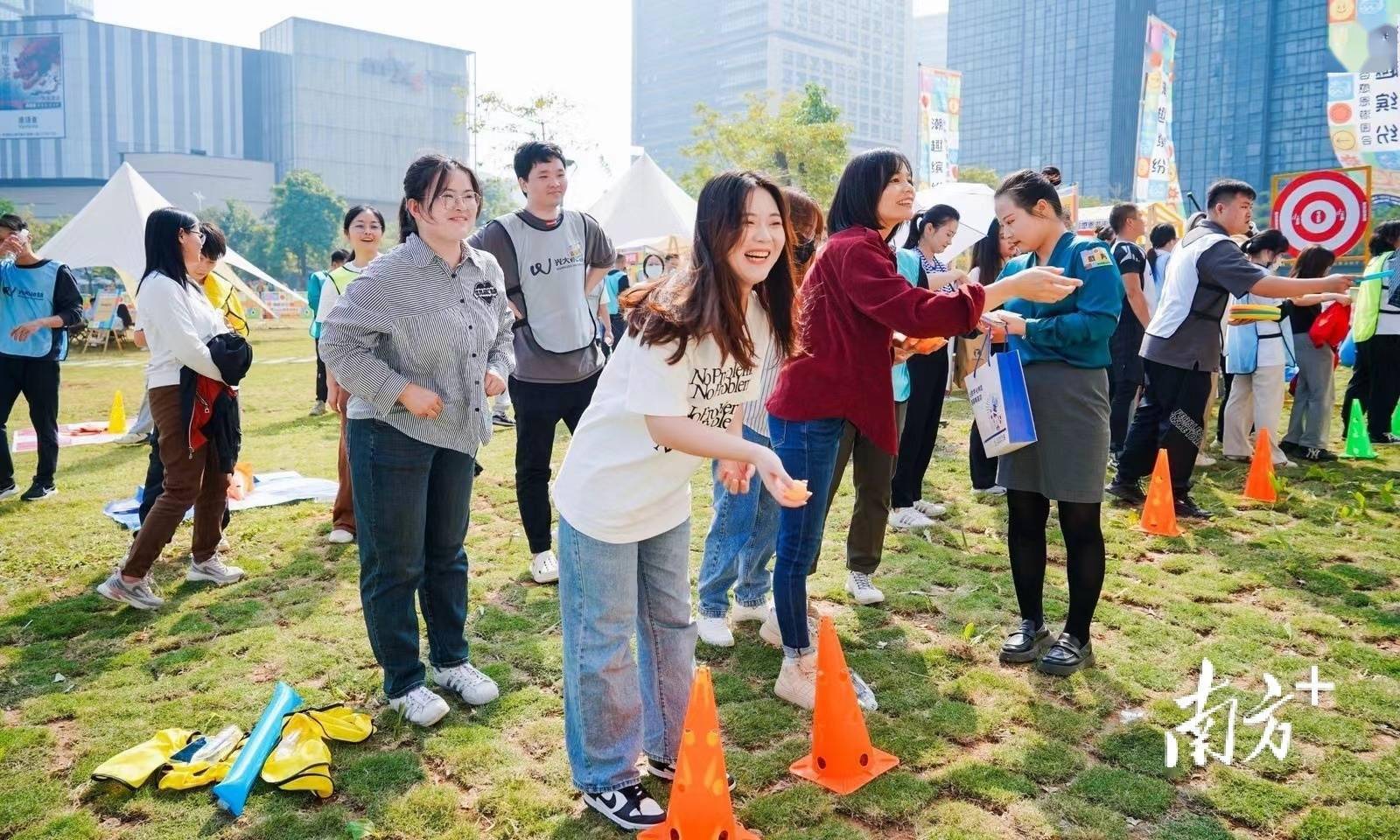 企业竞技等多个现场互动环节,包含多向拔河,无敌风火轮,极速三字棋