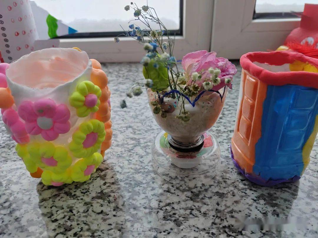 通过此次废弃物品手工展示活动,在欢快的气氛中不知不觉丰富了学生的