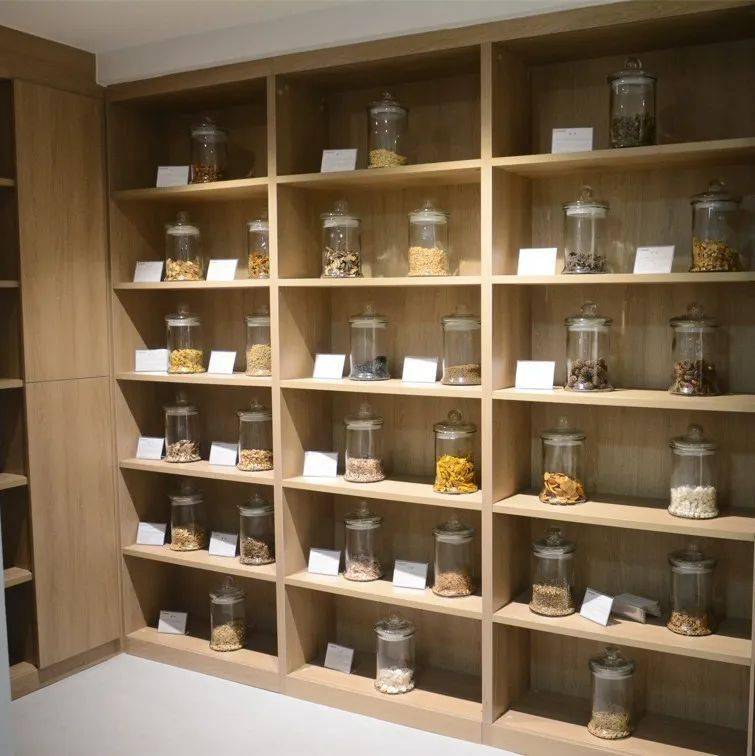 同时,深入挖掘了中药文化中的清廉元素,为黄连,青蒿,防风等一批中药材