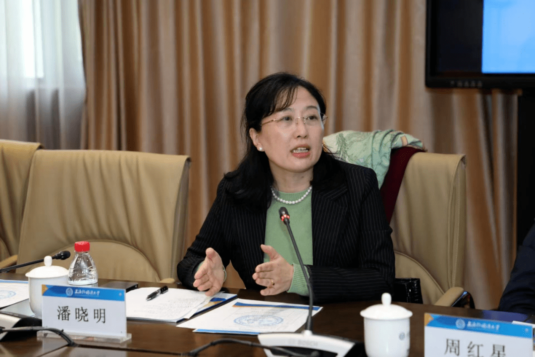 上海外国语大学党委副书记王静代表学校致欢迎辞.