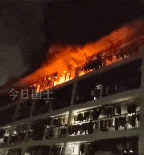 湖南省衡阳市一学院女生宿舍楼突发大火,数个寝室剧烈燃烧,学生紧急