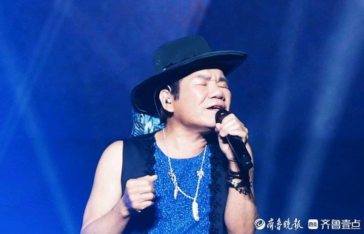 著名歌手赵传带着小小鸟来济南放歌,数千歌迷狂欢合唱