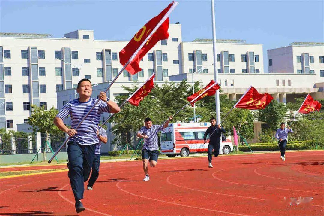 这场运动会有特色,高举旗帜向前冲_参赛_红旗_接力