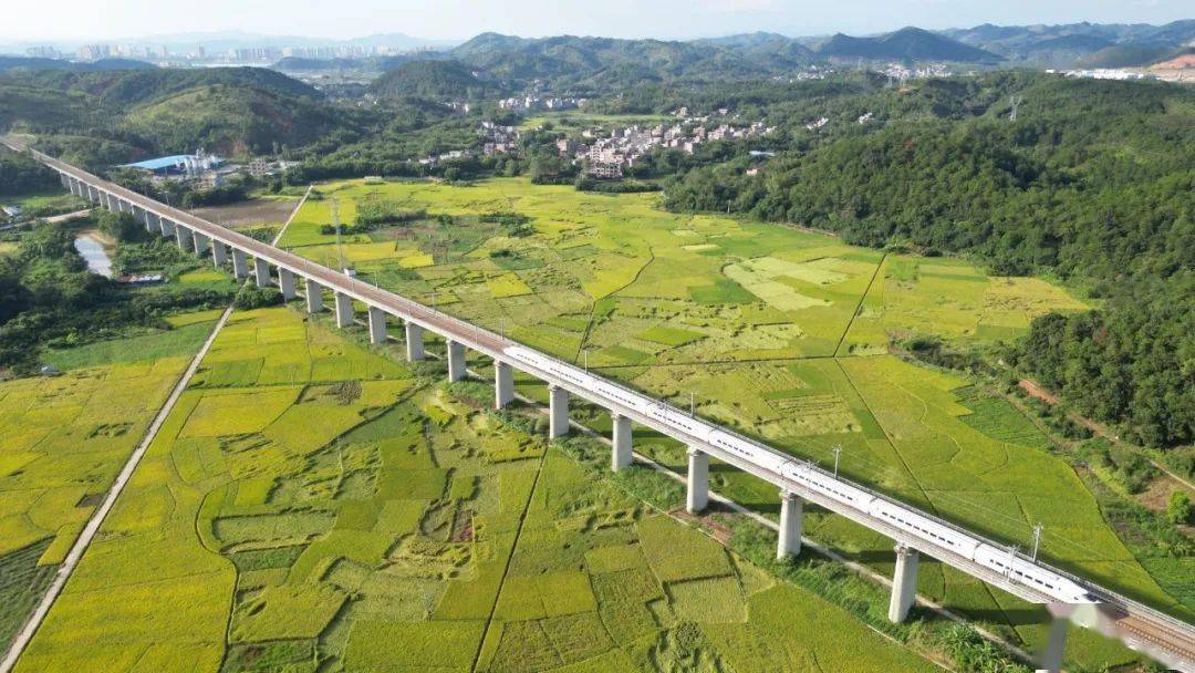 柳南客專,動車組駛過賓陽縣古辣鎮.