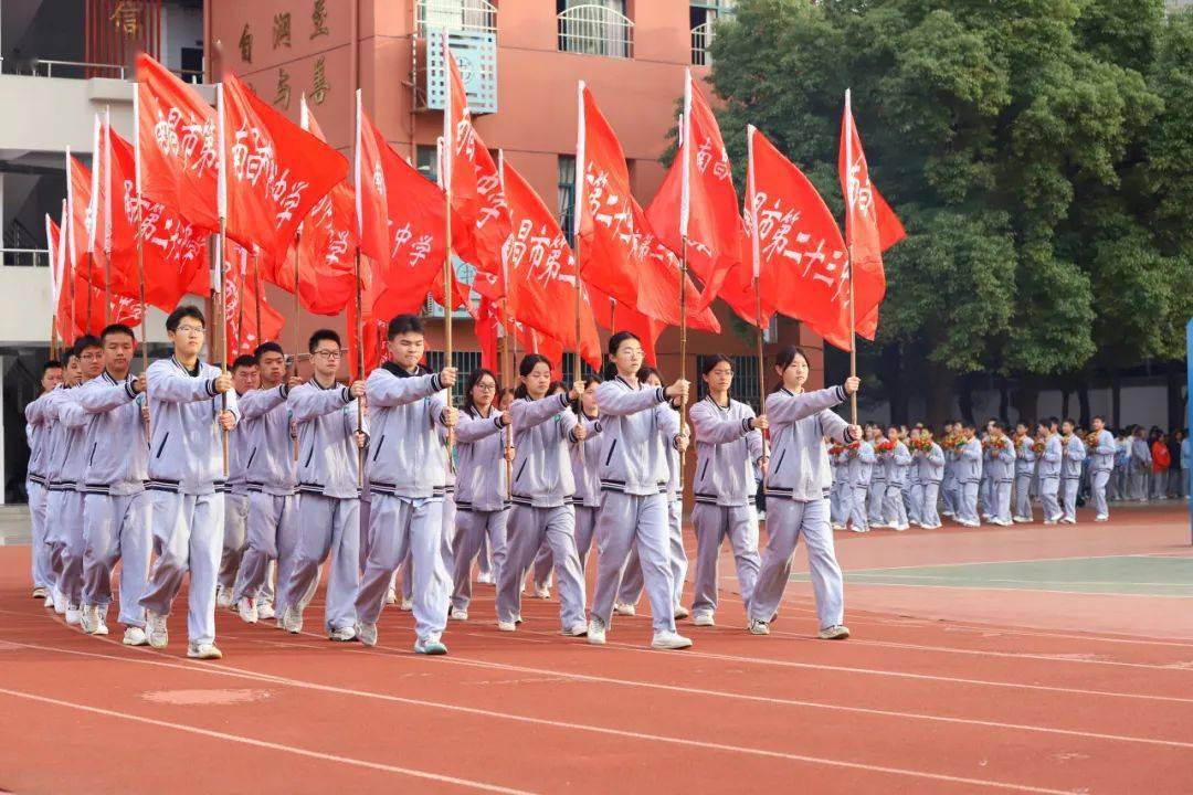 彩旗迎風飛揚,天空與彩旗相映,理想與奮鬥同行,少年的青春就應該五彩