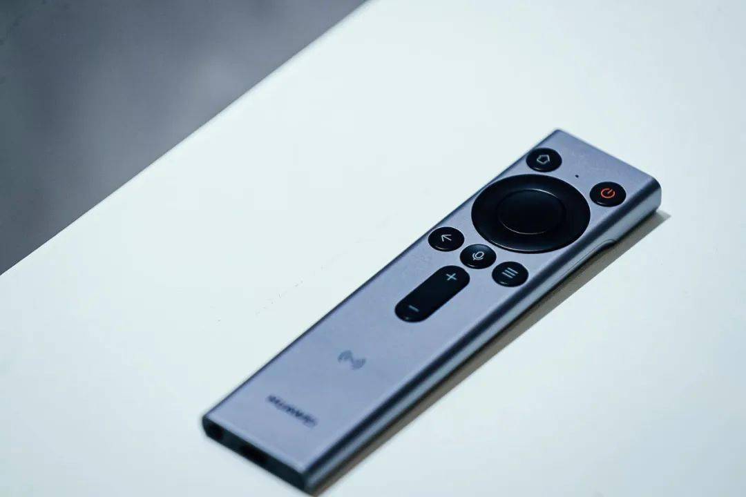 华为灵犀指向遥控器,没有复杂按键在触控板上只要轻轻一滑就能隔空