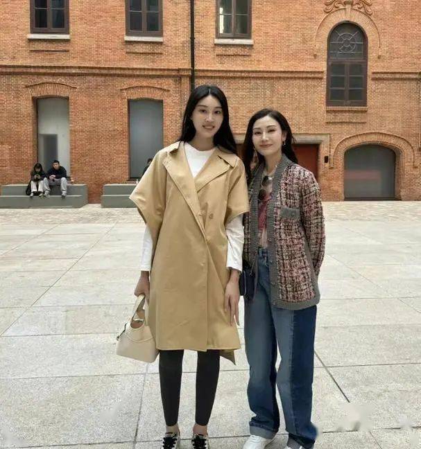 网友的身高比李嘉欣高出很多,显得十分高挑.