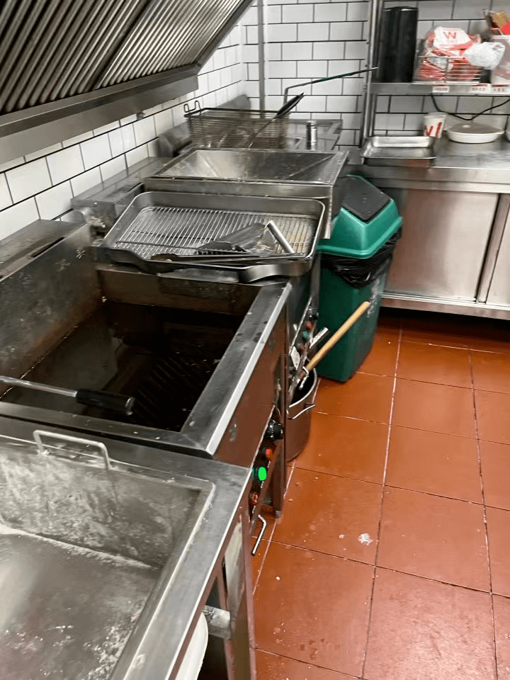 媒体卧底华莱士后厨:油锅颜色黑如酱油_门店_扩张_科技