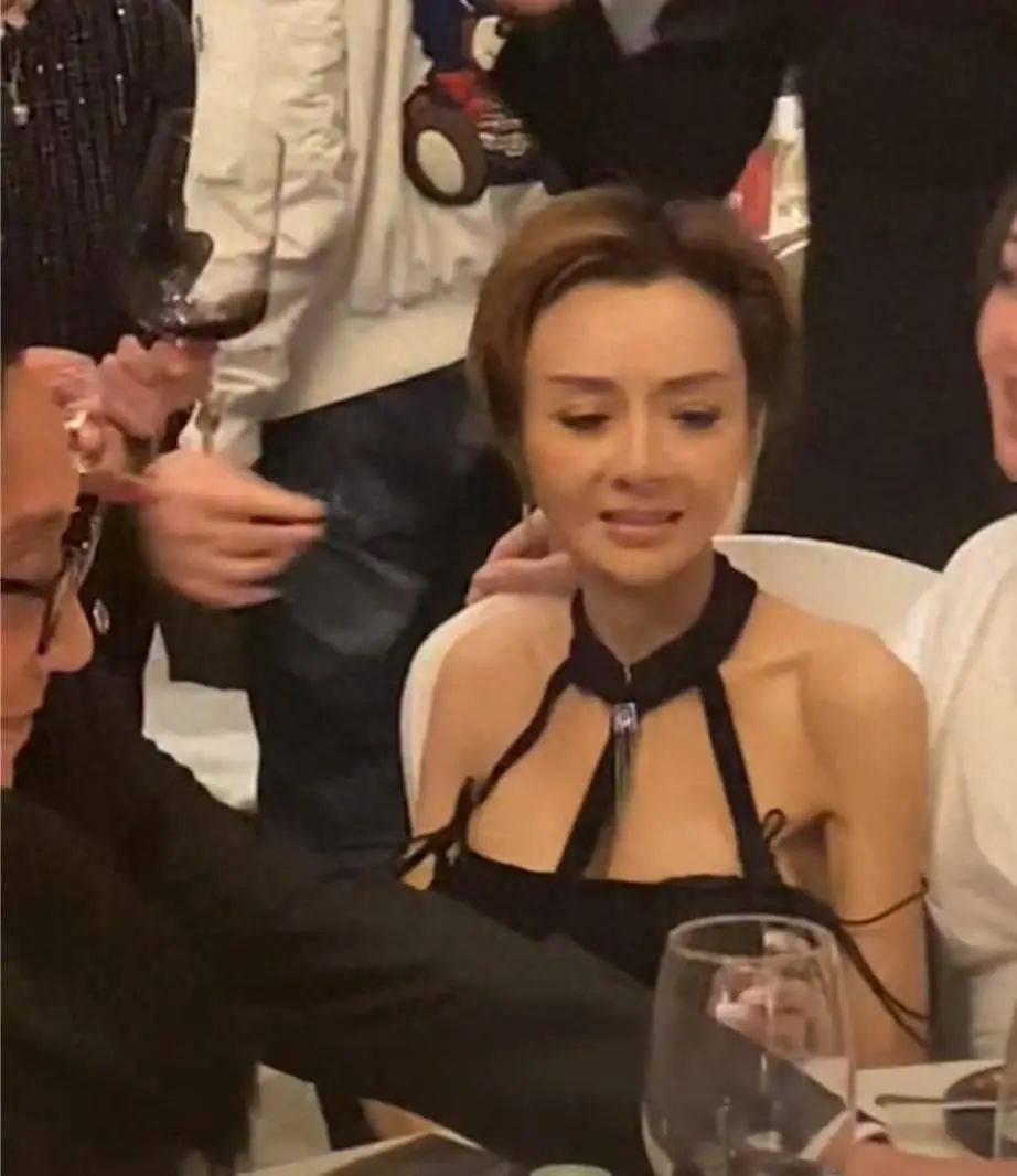 女神气质拉满,虽然已经57岁了,但是叶子楣依旧保持着非常完美的身材