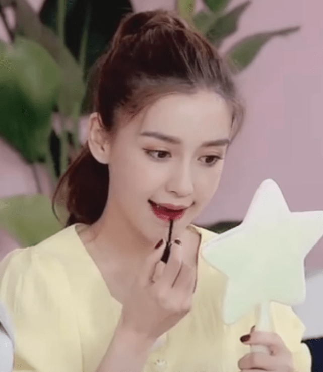 防止口红沾杯,杨颖涂口红时做了一个小动作,网友:精致女生都懂_时候