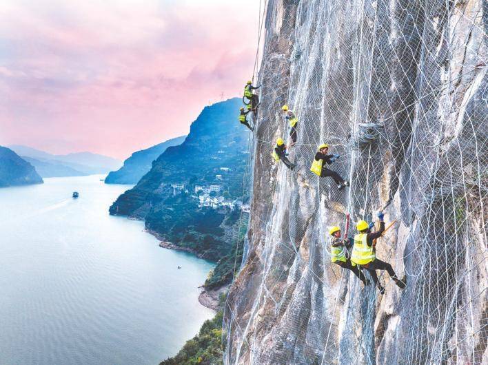 (视界网 郑坤 王罡 摄)11月23日清晨,秭归县沿江公路g348国道的绝壁