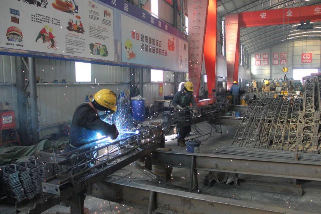 工人们正进行着钢筋切割,弯折,格栅钢架加工等工作