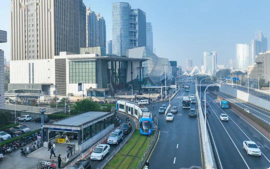 現場直擊光谷有軌電車l1,l2交路自2018年4月開通運營以來,總客流累計