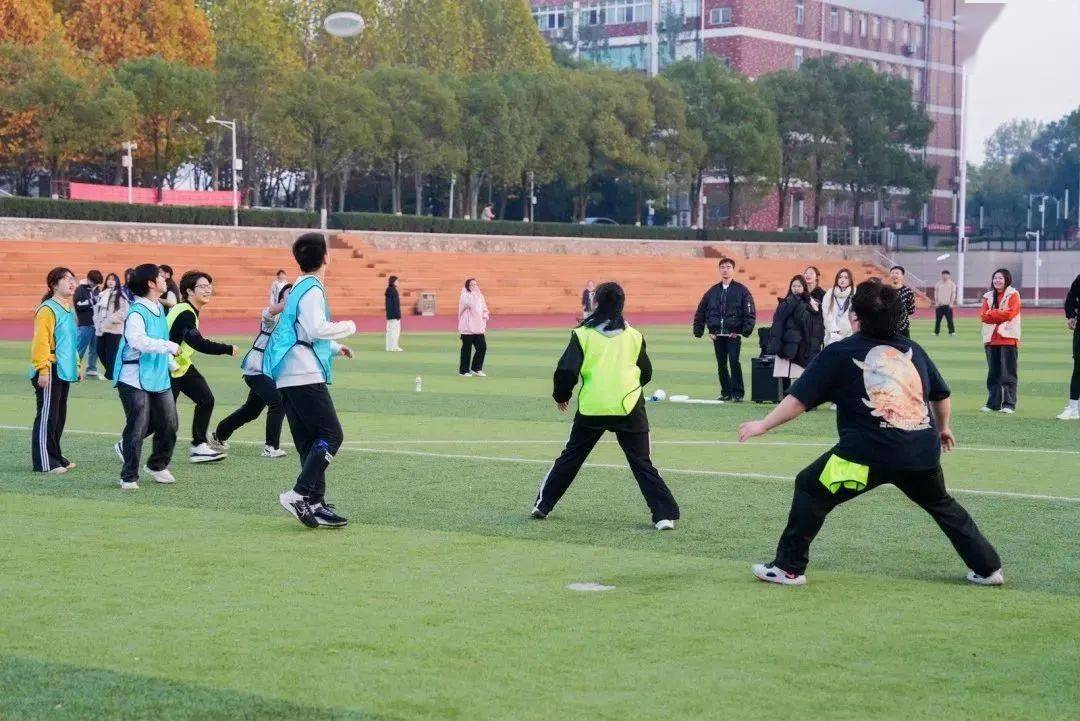 翻转校园小课堂|| "盘不落地,飞你不可"带你感受飞盘魅力_活动_比赛