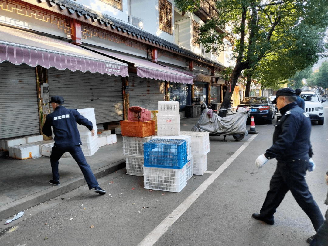 臨山鎮綜合執法中隊對佔道經營,亂堆放,亂停車等展開檢查.