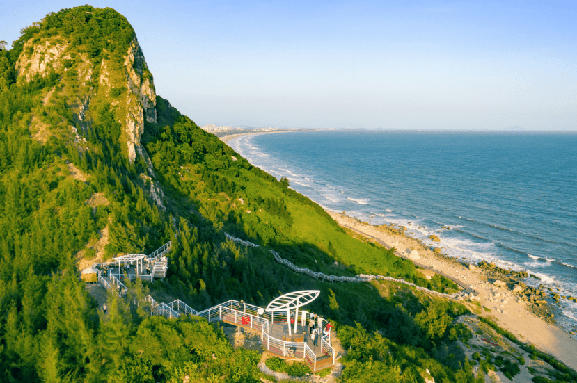 童子湾海滩,澳内海村尽收眼底大海,银沙,归渔人站在山头上与海平面