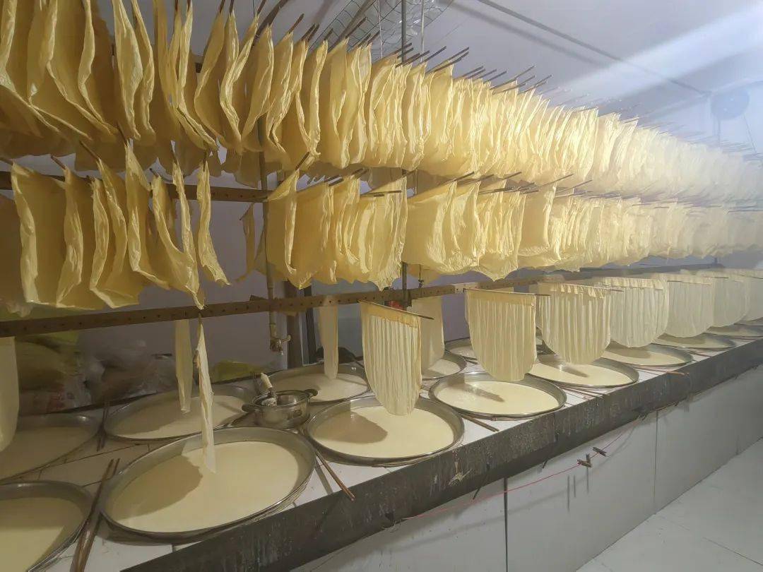 春天吃穿不难",眼下天气变冷,我县不少农家就开始忙着做豆腐皮了