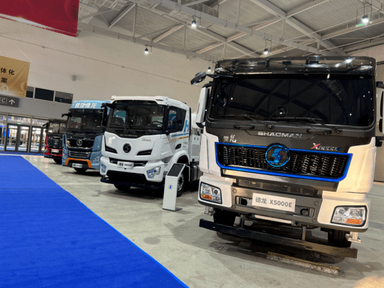 包括840马力陕汽德龙x6000牵引车,17l700马力燃气重卡,cng lng双燃料