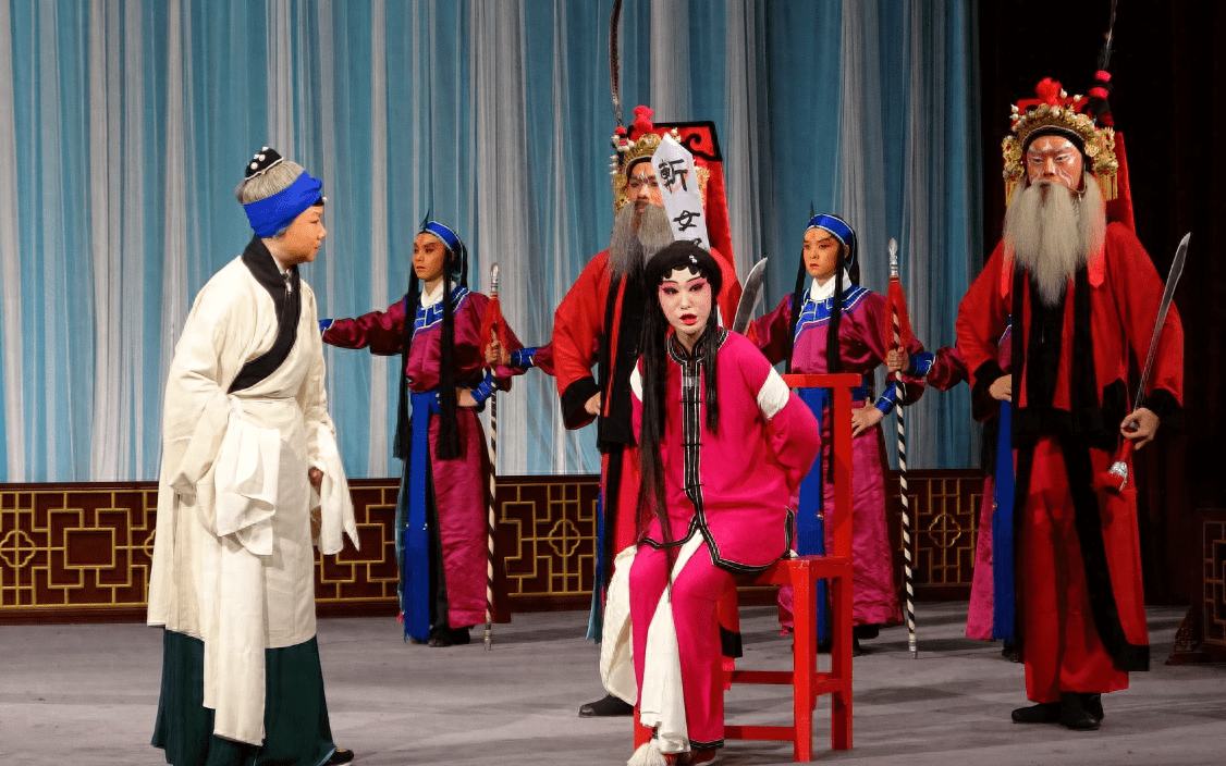 最后窦娥的冤屈得以伸张,已经成为鬼魂的窦娥,却不忘叮嘱父亲"我婆婆