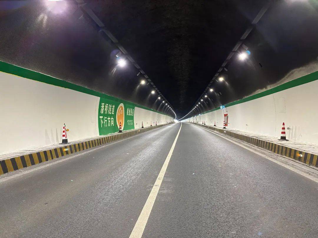 涂装新型涂料的s70娄新高速潘桥隧道.