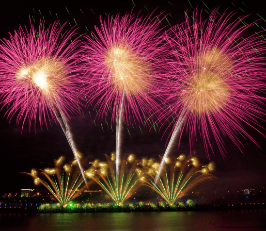 将燃放网红烟花加特林,瀑布,向日葵,千年之恋多变的造型震撼绚丽跑动