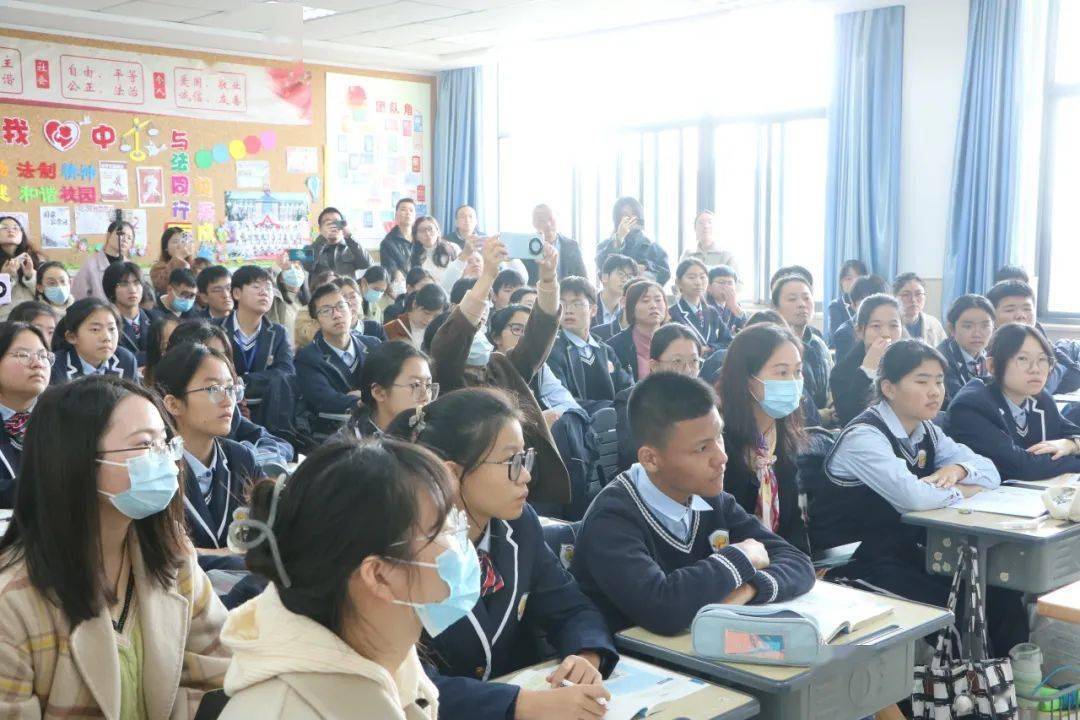 《辛德勒的名单》昆山市第二中学  钟子骞《阳光照耀着塔什库尔干》