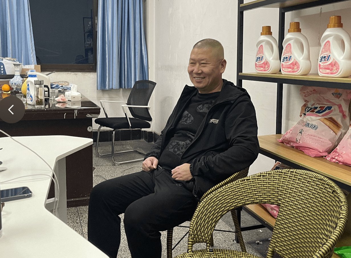 不管是三个老头直播账号后台,还是沈军,万仲的个人账号都被热情的粉丝