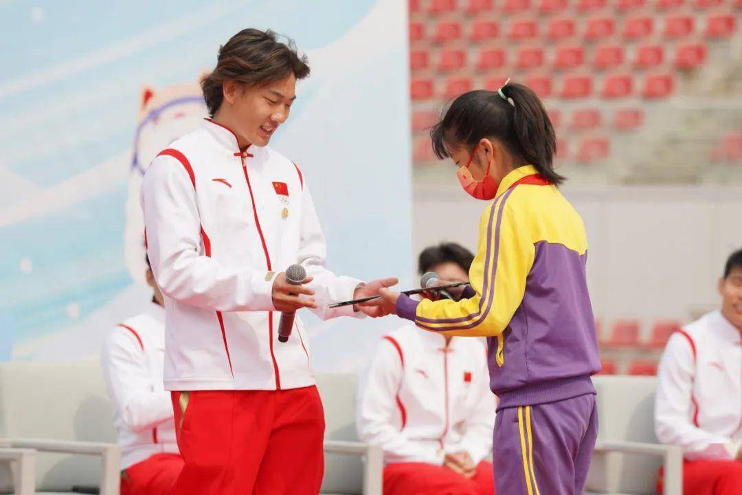 女孩这次带来了一张精心制作的手抄报活动中苏翊鸣还来到位于北京冬奥