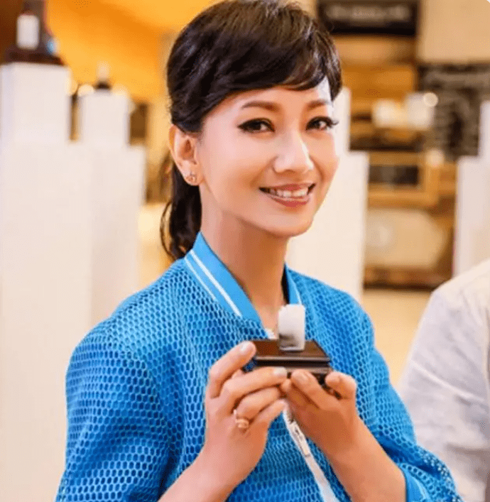 揭秘| "白娘子"赵雅芝为何如此钟爱玉石?_青睐_人体_明星