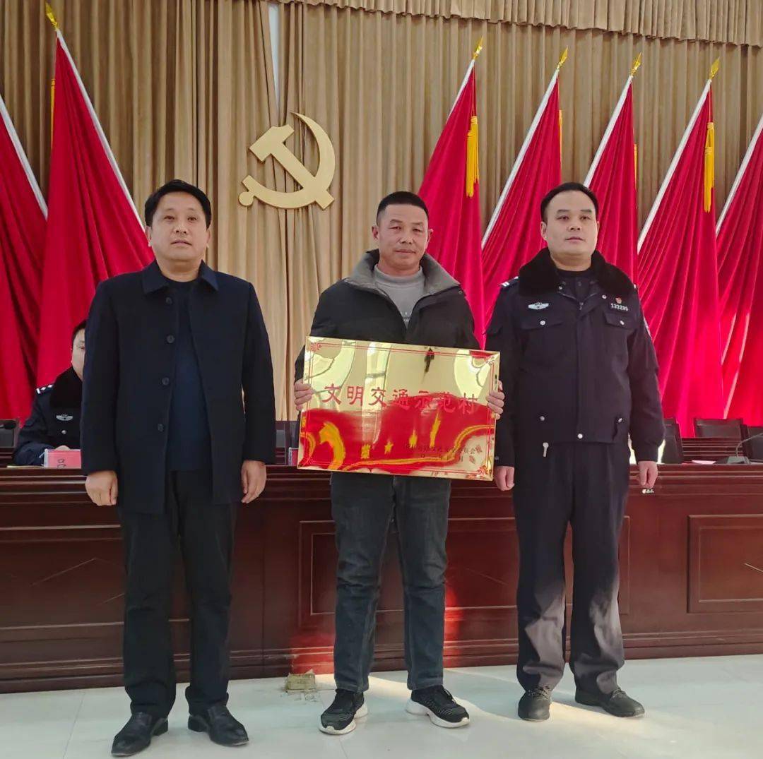 上官镇开展122"全国交通安全日"主题活动_进行_宣传_农村