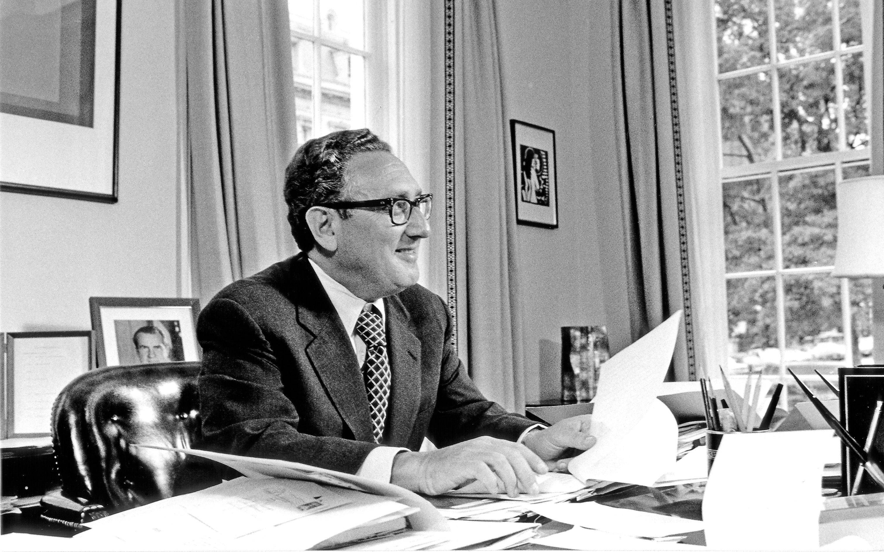 新闻8点见丨百岁基辛格去世；一场风波未平的高原救援_搜狐网