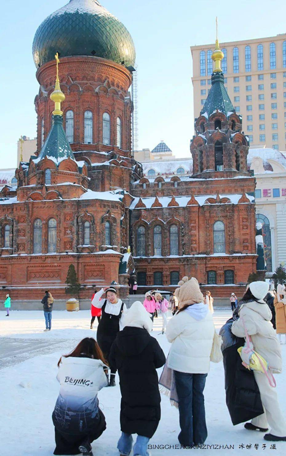 这个冬天,哈尔滨圣·索菲亚教堂成了火爆的旅拍网红打卡地_广场_游人