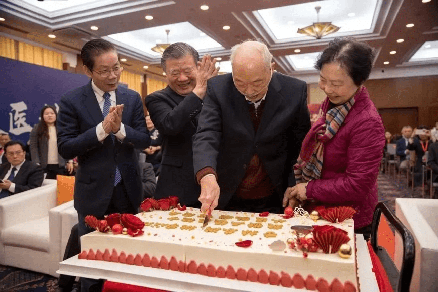王振义院士的三名院士学生:陈竺院士,陈赛娟院士,陈国强院士送上祝福