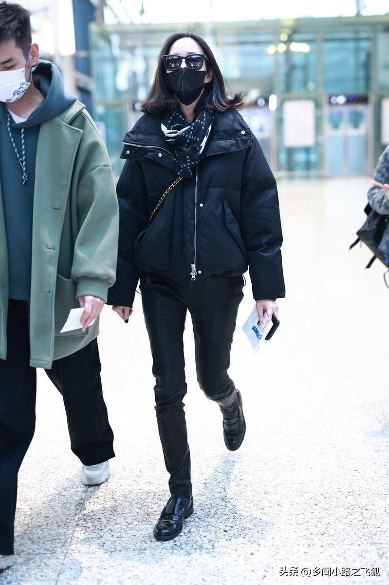 张钧甯现身上海机场,身穿黑色皮裤个性时尚