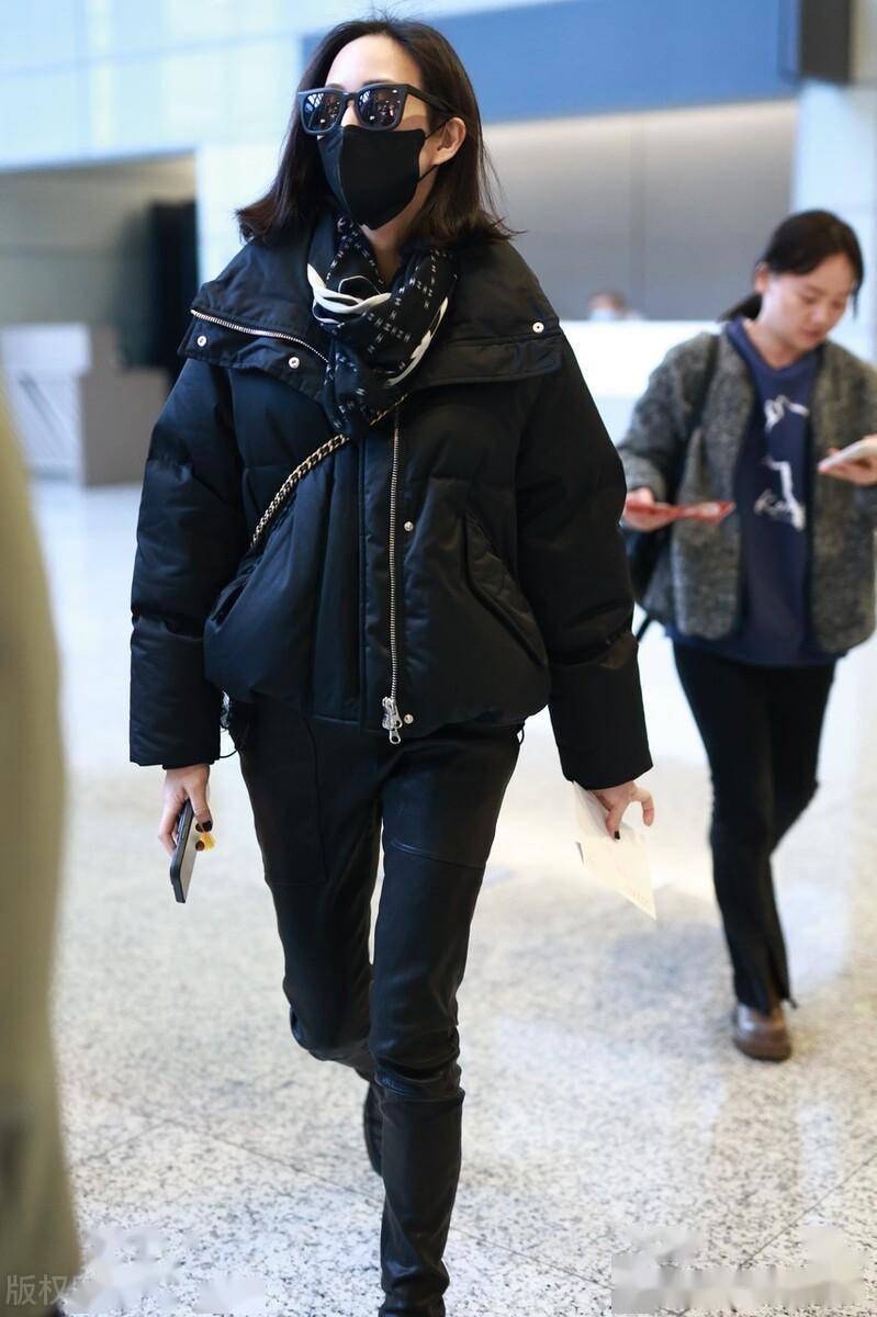 张钧甯现身上海机场,身穿黑色皮裤个性时尚