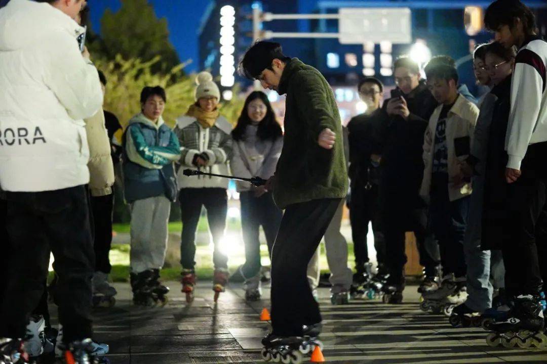 自由式轮滑世界冠军北京大学交流活动成功举办