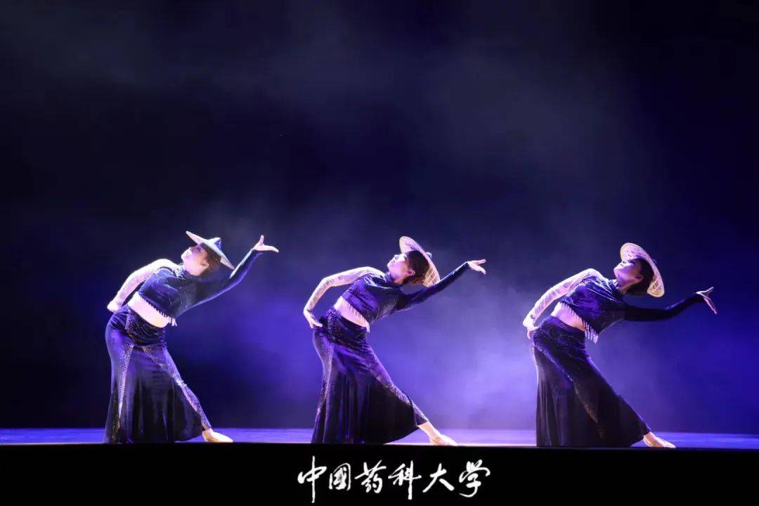 追梦而行,沐光而舞|红叶舞蹈团冬日舞蹈专场精彩来袭_女子_江南_秋风