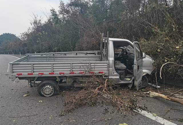 一輛小貨車逆向停在行車道上,車輛前擋風玻璃已經破碎,右側車輪爆胎