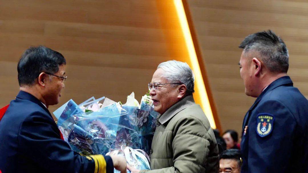 胡均川这一束转经老中青三代教员的花离不开70年潜院人的辛勤耕耘培育