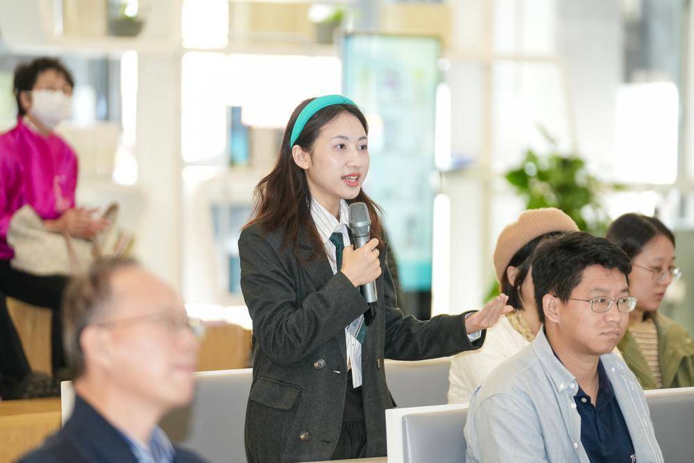 黄灿然:诗人低头,是为了向自己的"胸坎"承认自己与众不同|2023花地