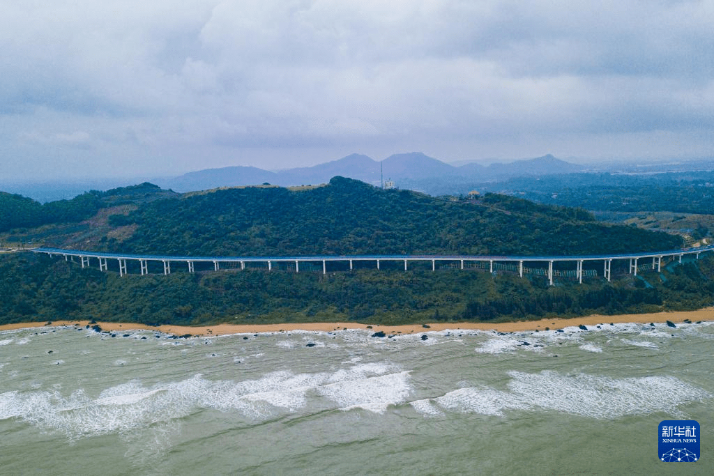 央媒看万宁 | 海南环岛旅游公路万宁段：山海相伴 路在画中