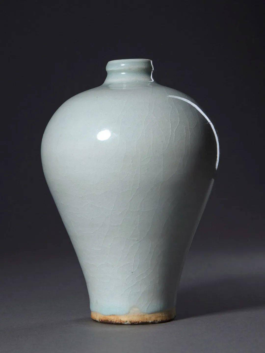 此种衔环瓶为龙泉窑经典器型,应为仿古瓷器.