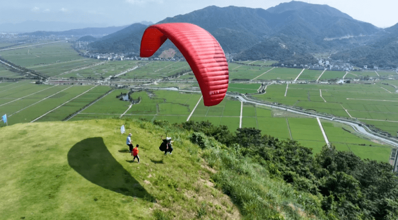 2公里,串联起了曹村滑翔伞飞行基地,天井垟河绿道,流芳亭等景点,途中