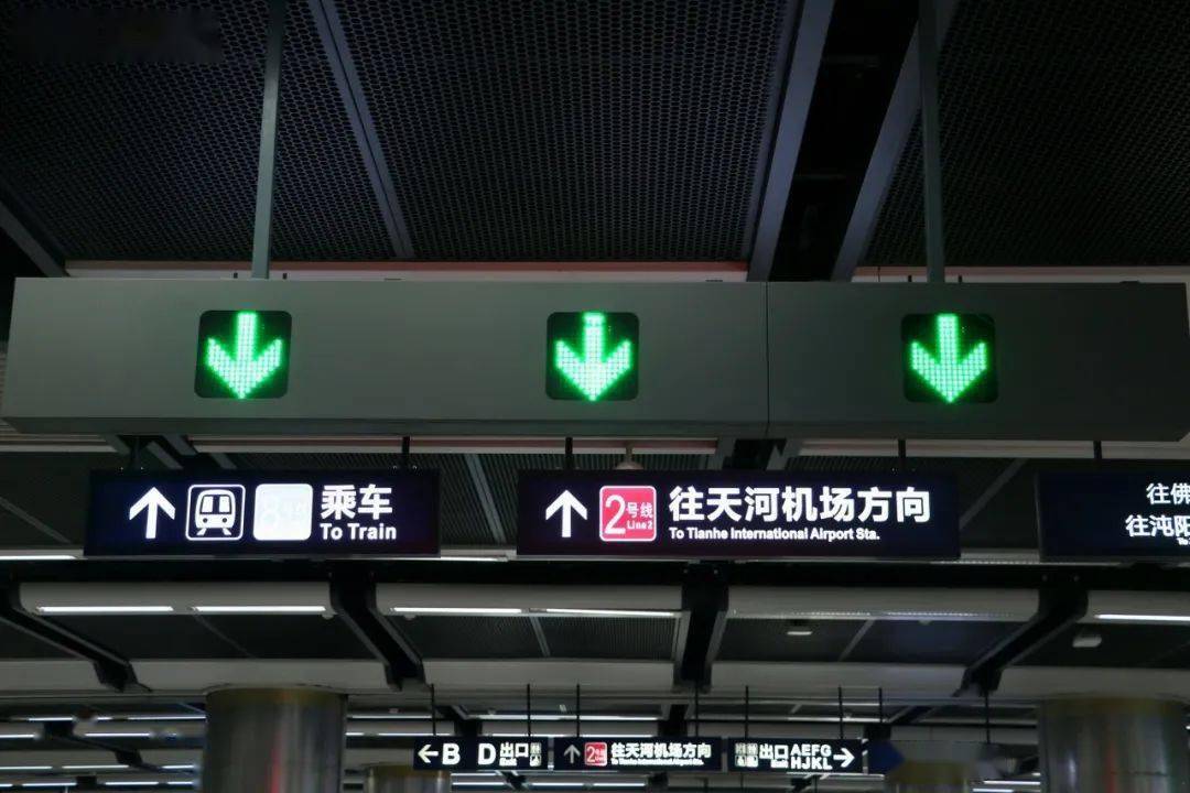 地铁知乎丨地铁里的"三原色"_乘客_标志_车门