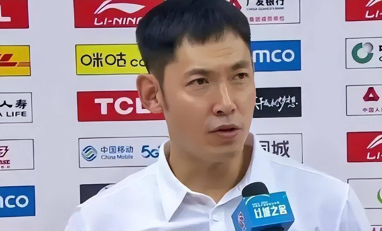 退役之后,张庆鹏转型为教练,上赛季成为天津男篮的助理教练.