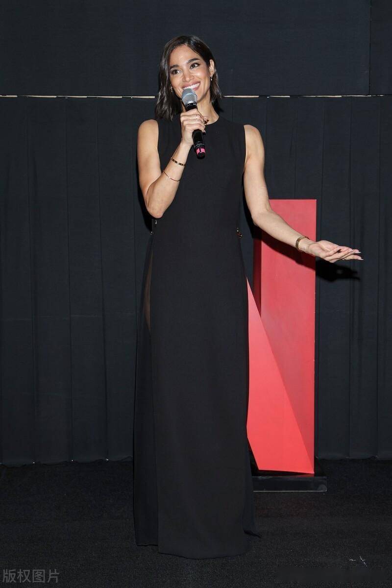 索菲亚-波多拉出席电影《月球叛军:火之女》粉丝见面会活动_长裙_黑色