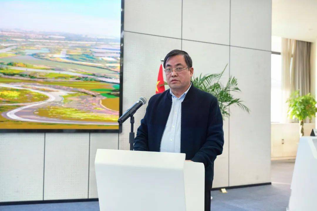 报业集团党委副书记,总编辑屈艳枝,市城管局党组成员,副局长王新周,市