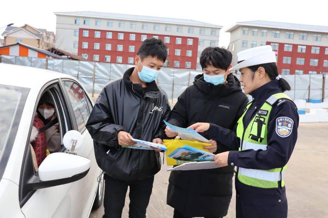 活動中,民警通過發放宣傳品,面對面宣講等形式,向教練員和學員們講解